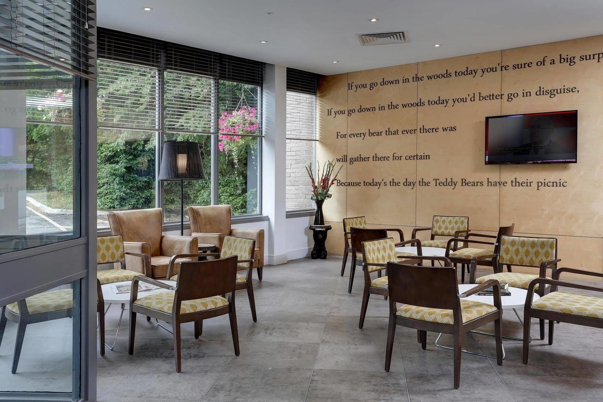 Epping Forest Hotel Woodford Exterior photo