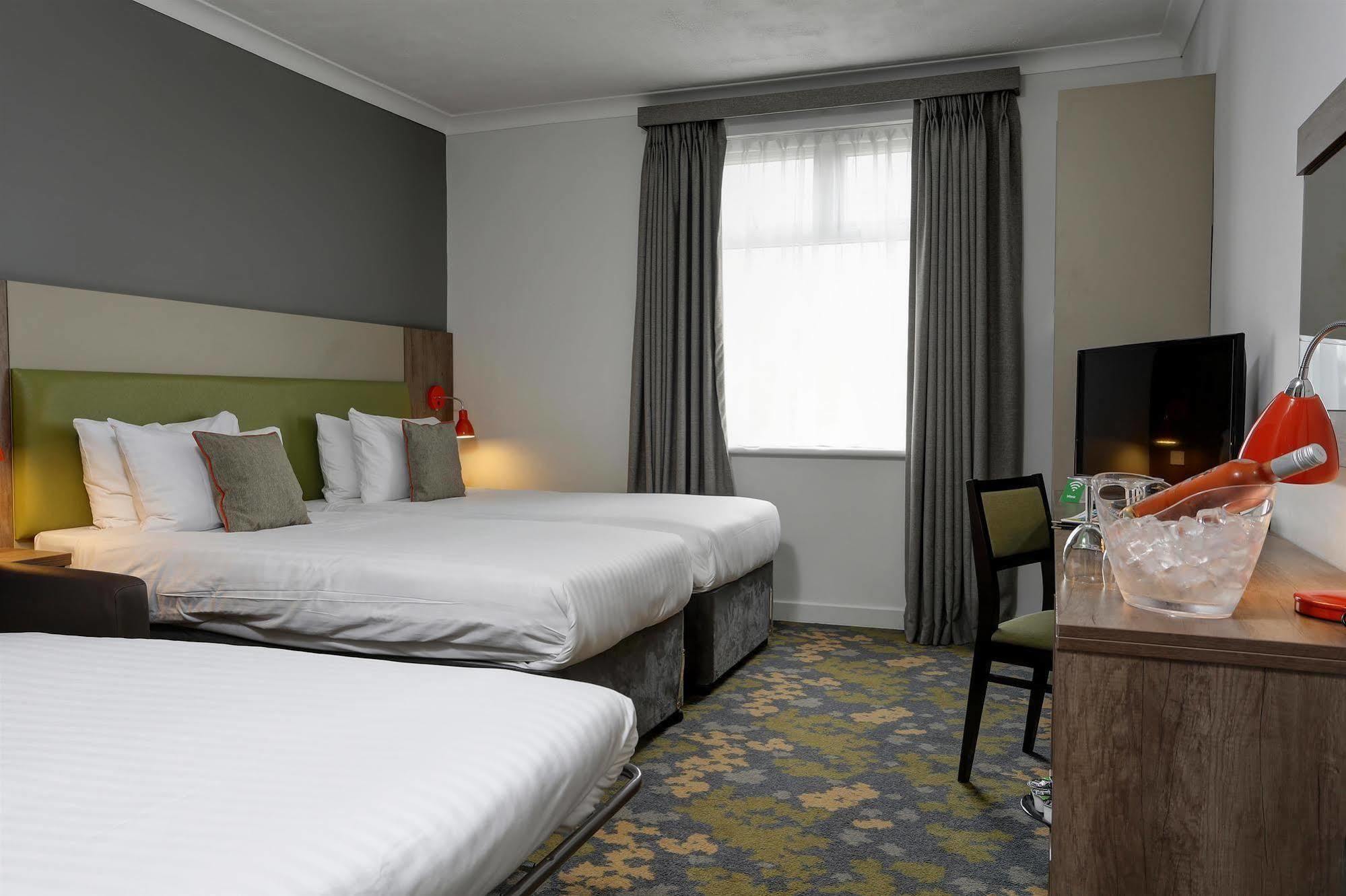 Epping Forest Hotel Woodford Exterior photo